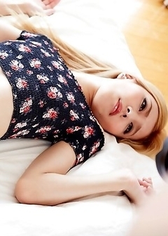 Nakazawa Chulin watch her reveal her amazing slender body just for you.